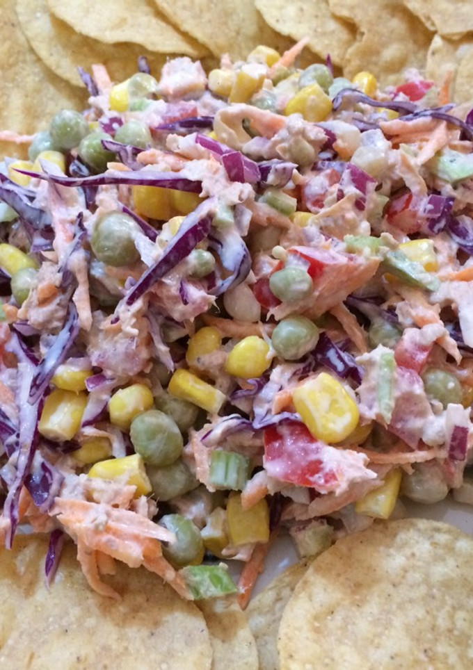 Una foto de Ensalada de atún multicolor