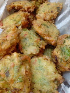 Una foto de Buñuelos de puerro y lechuga!