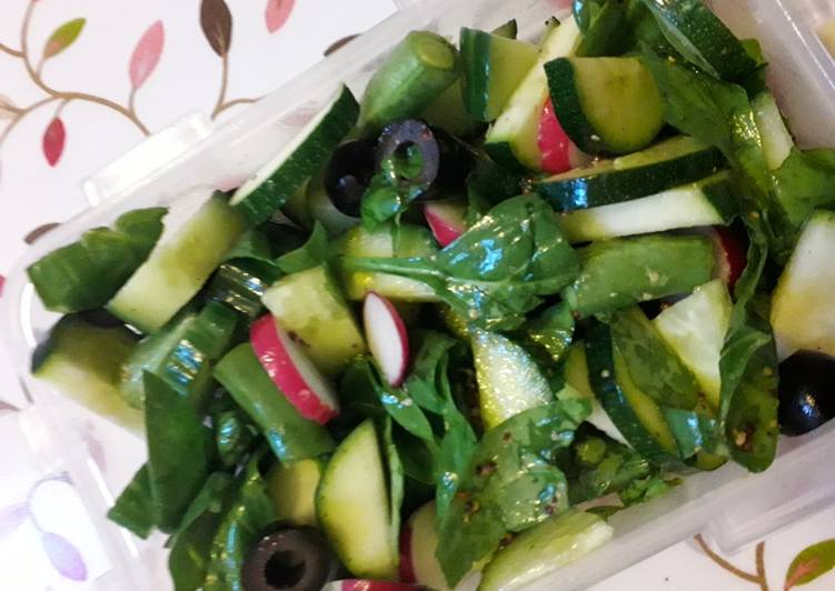 Steps to Prepare Any-night-of-the-week Courgette & Spinach salad