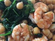 Una foto de ensalada de garbanzos con marisco