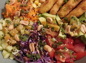 Une photo de Pokebowl poulet cacahuète