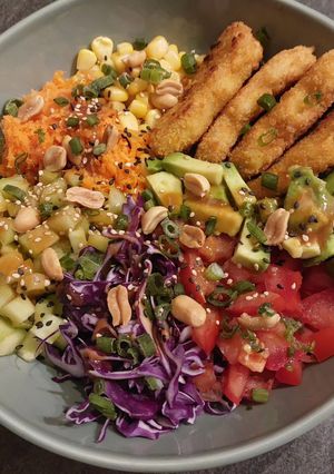Une photo de Pokebowl poulet cacahuète