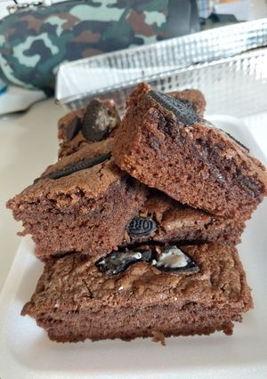 Una foto de Brownies bien chocolatosos y fáciles con oreo 😋