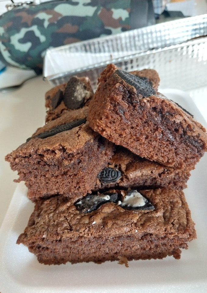 Una foto de Brownies bien chocolatosos y fáciles con oreo 😋