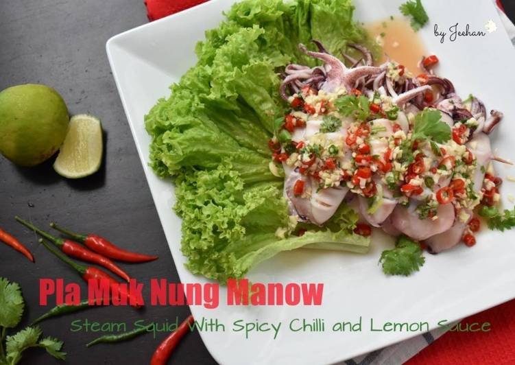 Pla Muk Nung Manow (Sotong Kukus dengan Cili Pedas dan Sos Lemon)