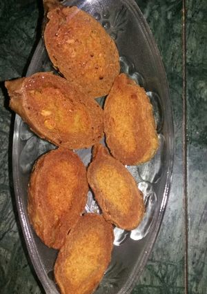 A picture of Fried daal pitha.
