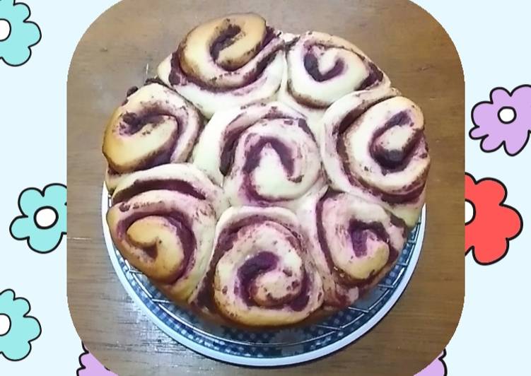 Roti gulung ubi ungu (ube bread rolls)