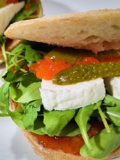 Una foto de Chapatina de rúcula y queso fresco con perlas de salmón