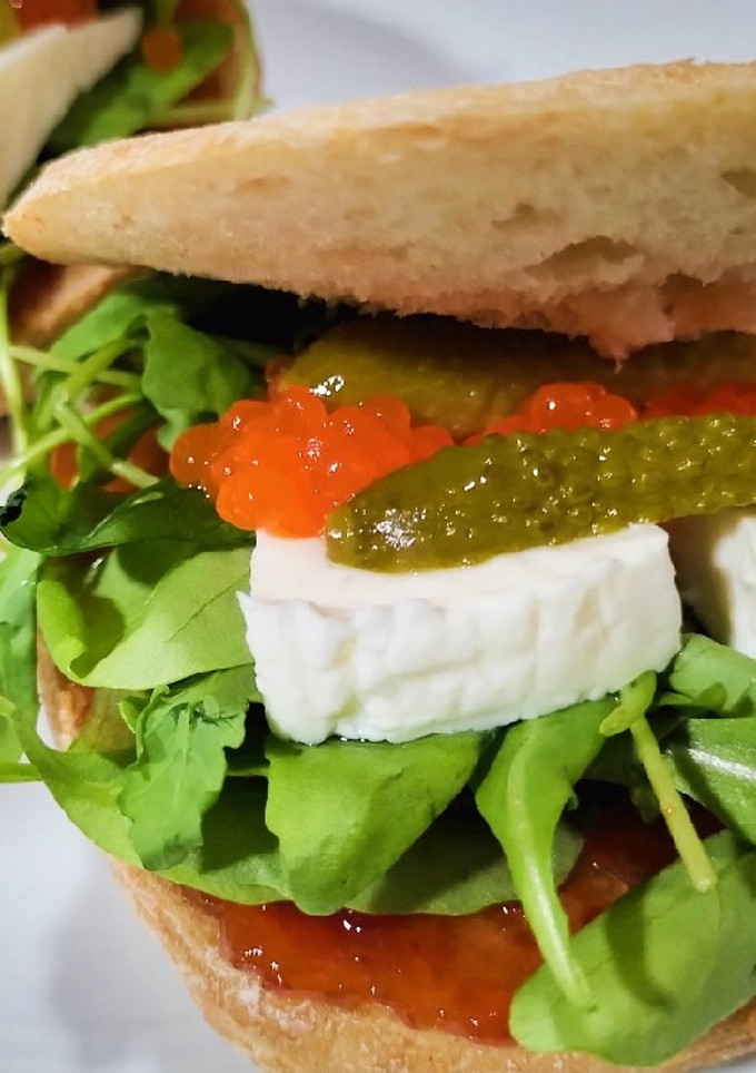 Una foto de Chapatina de rúcula y queso fresco con perlas de salmón