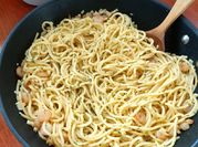 Una foto de pasta con marisco congelado