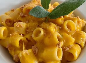 Foto di PASTA CREMOSA ALLA ZUCCA, PROVOLA AFFUMICATA, SALSICCIA E AMARETTO