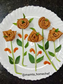 રોઝ મઠરી (Rose Mathri Recipe In Gujarati) રેસીપી મુખ્ય ફોટો