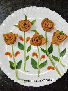 રોઝ મઠરી (Rose Mathri Recipe In Gujarati) રેસીપી મુખ્ય ફોટો