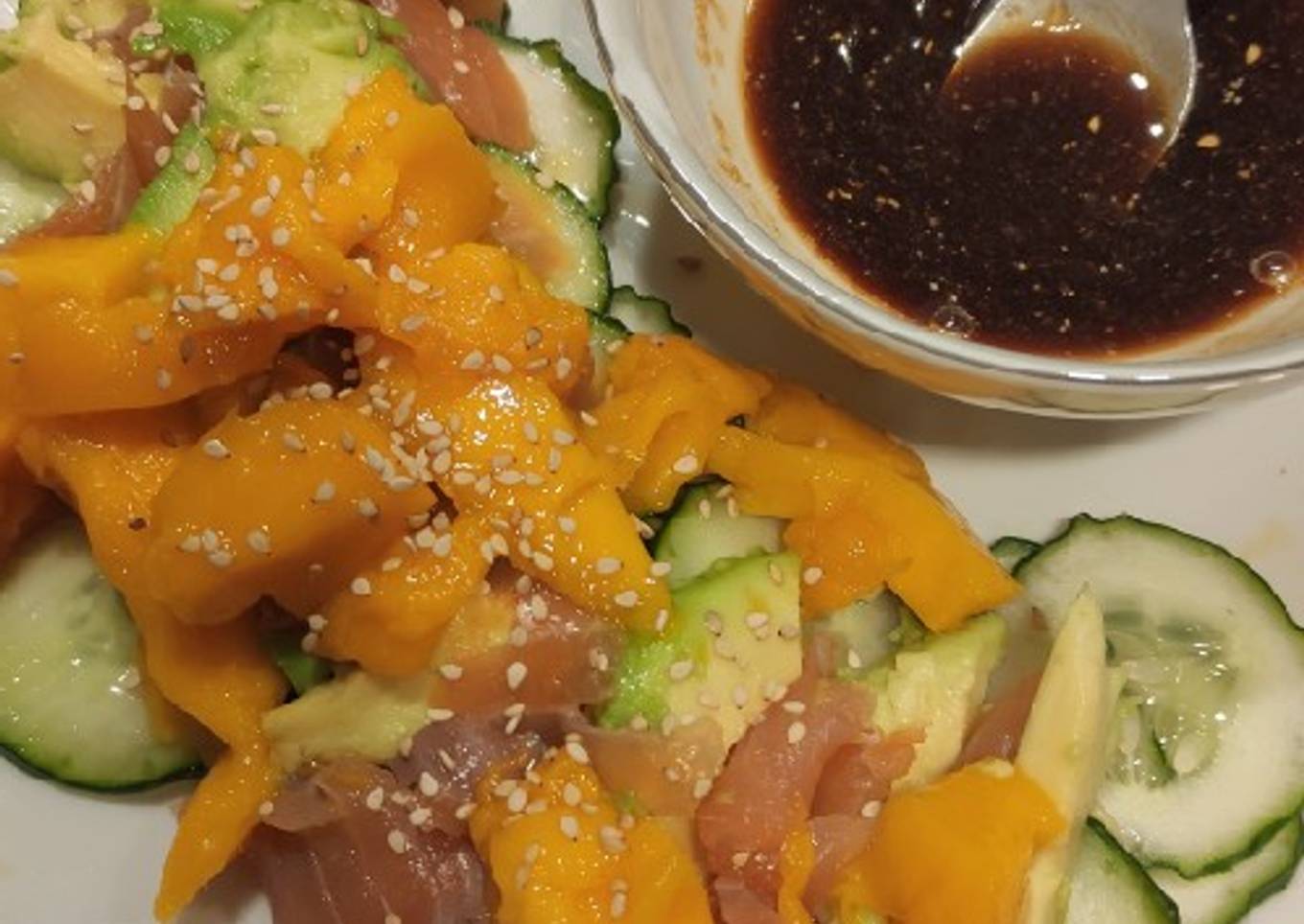 Ensalada de pepino y salmón con salsa teriyaki