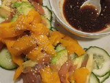 Ensalada de pepino y salmón con salsa teriyaki
