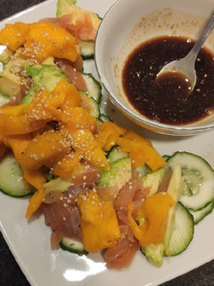 Una foto de Ensalada de pepino y salmón con salsa teriyaki