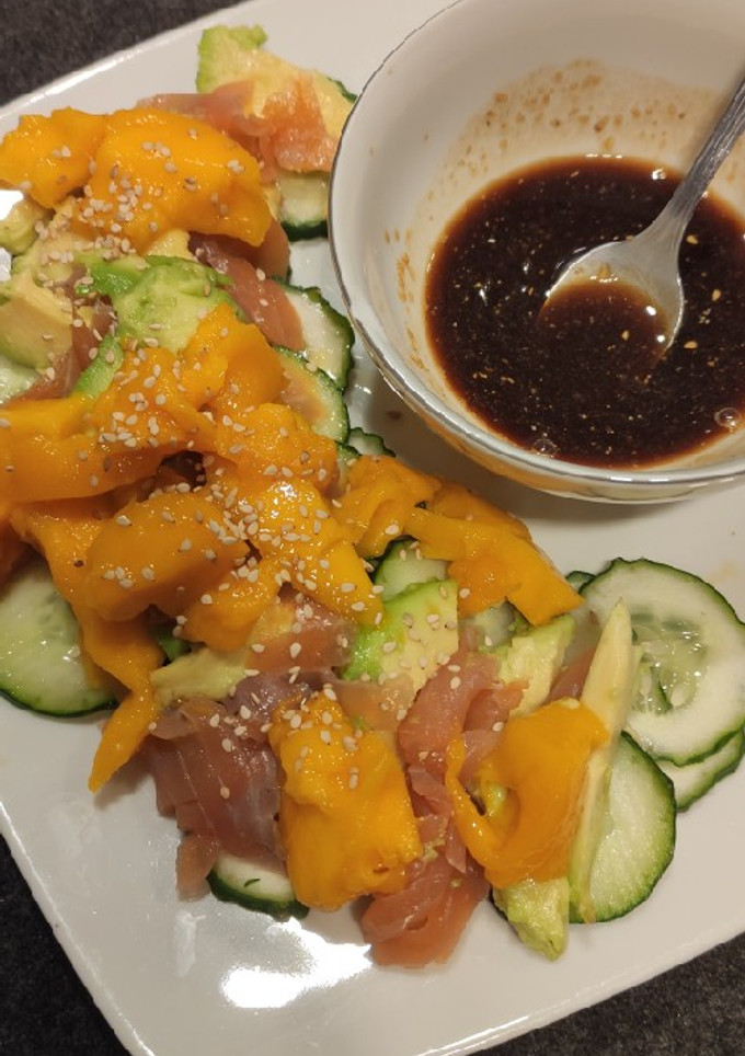 Una foto de Ensalada de pepino y salmón con salsa teriyaki