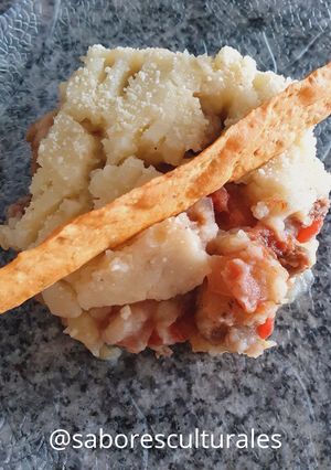 Una foto de 🥘 Pastel de papa con carne cortada a cuchillo a la sartén 🥔