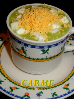 Una foto de Sopa ligera de calabacín con huevo