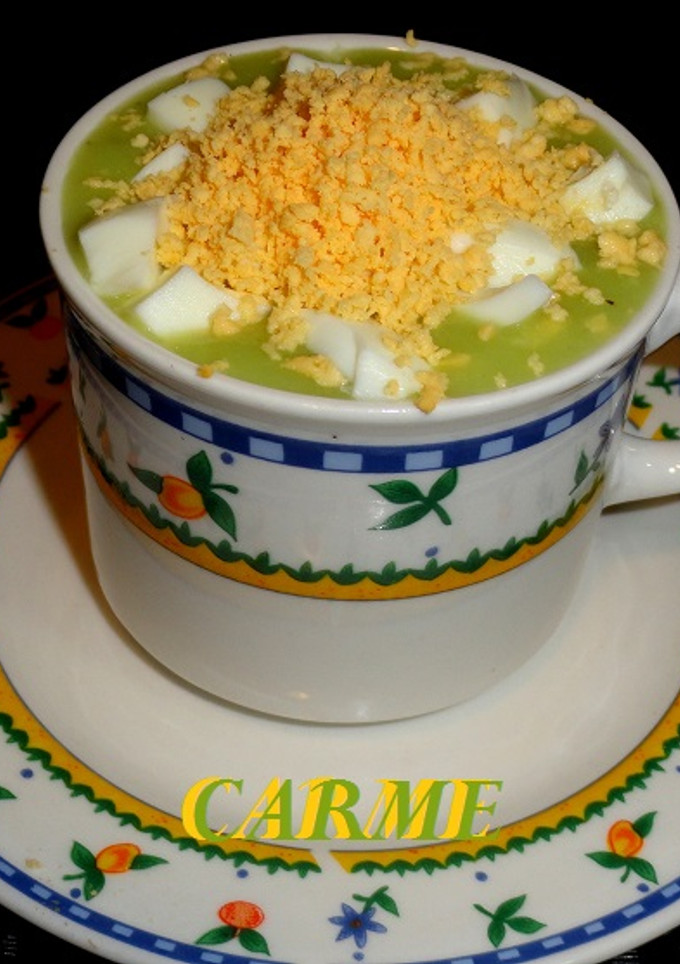 Una foto de Sopa ligera de calabacín con huevo