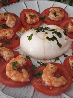 Una foto de Ensalada de gambón y burrata con aceite de gambas