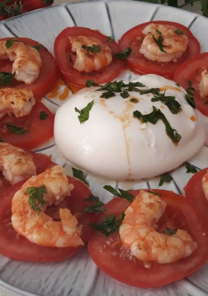 Una foto de Ensalada de gambón y burrata con aceite de gambas