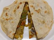 Una foto de quesadilla con queso amarillo