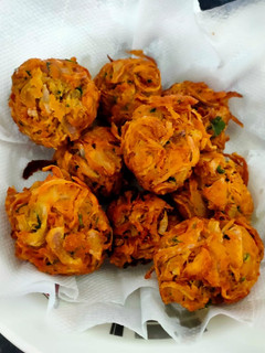 வெங்காய போண்டா(onion bonda recipe in tamil) செய்முறை முக்கிய புகைப்படம்