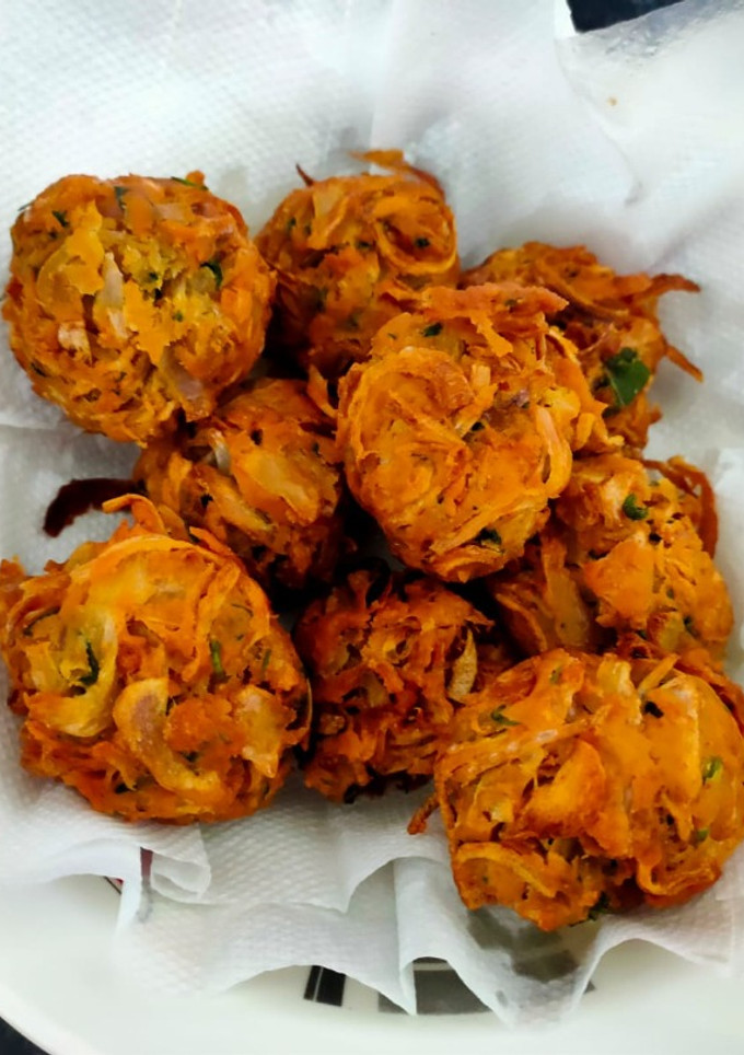 வெங்காய போண்டா(onion bonda recipe in tamil) செய்முறை முக்கிய புகைப்படம்