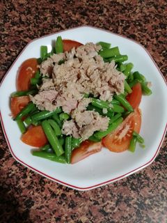 Una foto de Judías verdes con tomate y atún