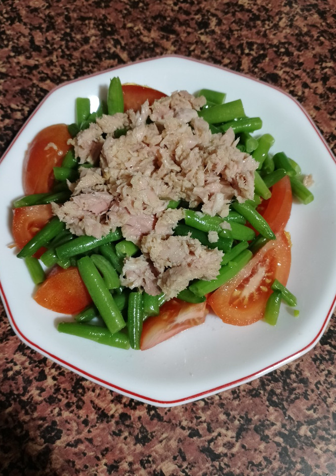 Una foto de Judías verdes con tomate y atún