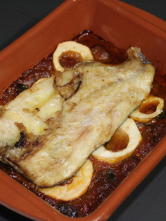 Una foto de Lubina con pisto y manzanas