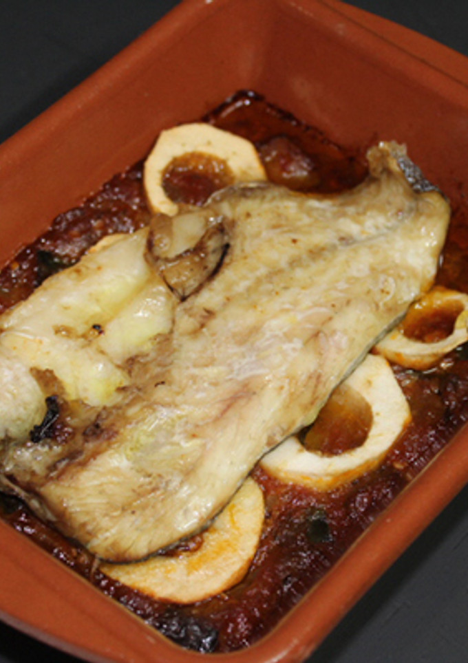 Una foto de Lubina con pisto y manzanas