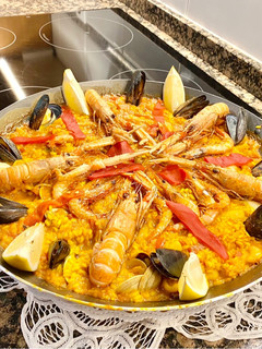 Una foto de Arroz con marisco y manzanilla