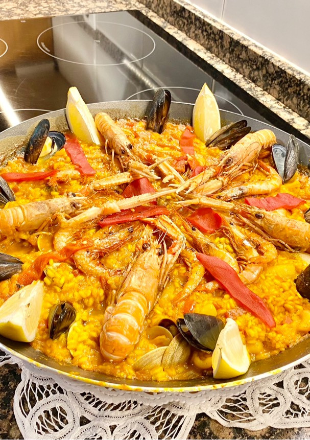 Una foto de Arroz con marisco y manzanilla