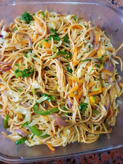 વેજ હક્કા નુડલ્સ (Veg Hakka Noodles Recipe In Gujarati) રેસીપી મુખ્ય ફોટો