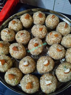 तिल मूंगफली मावा लड्डू (til mungfali mawa ladoo recipe in Hindi) रेसिपी मुख्य फोटो