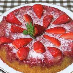 Una foto de Volteado de fresas y coco