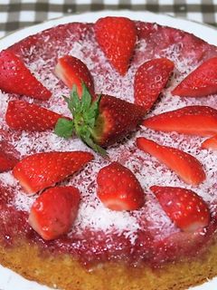 Una foto de Volteado de fresas y coco