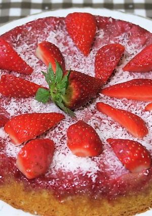Una foto de Volteado de fresas y coco