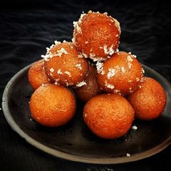 A picture of Gulab Jamun dry.