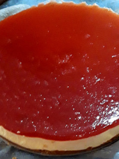 Una foto de Cheesecake con gelatina de fresas