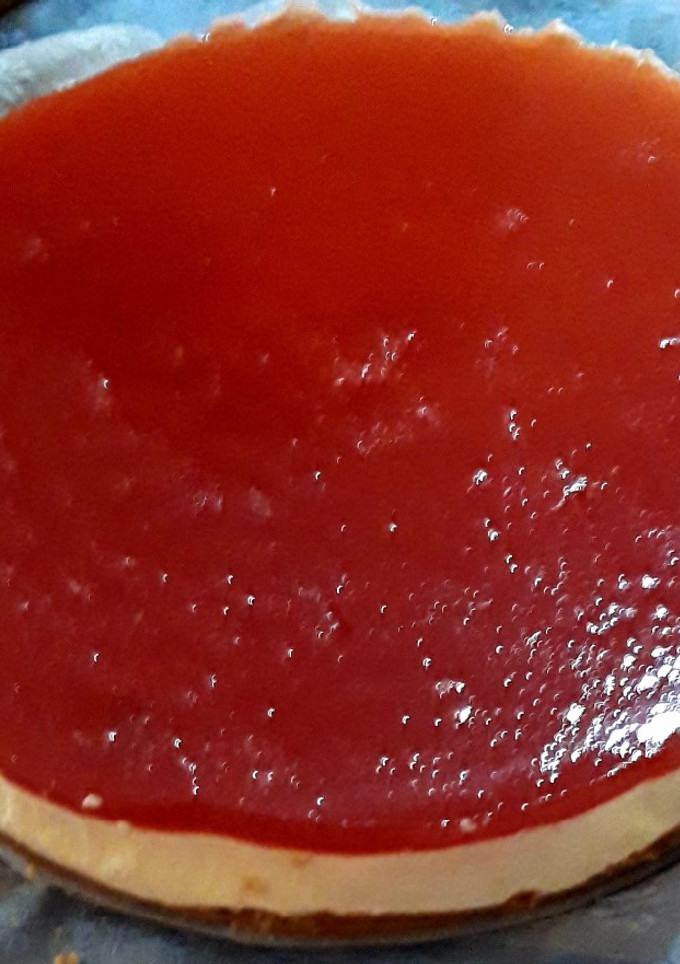 Una foto de Cheesecake con gelatina de fresas