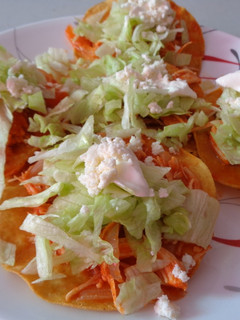 Una foto de Tostadas de Tinga de Pollo🤤🤤🤤