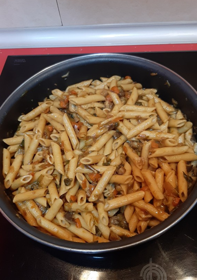 Una foto de Macarrones integrales con verduras