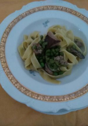Foto di Tagliatelle funghi piselli e salsiccia