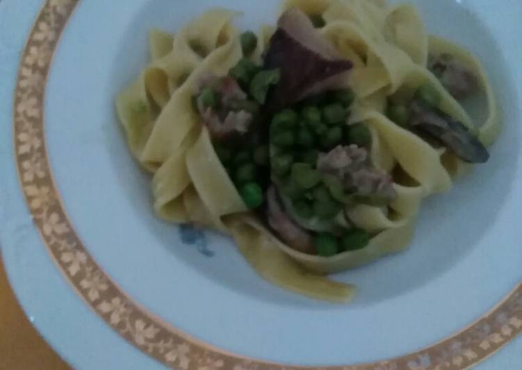 Tagliatelle funghi piselli e salsiccia