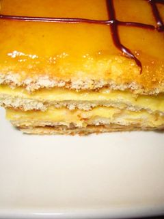 Una foto de Pastelitos de crema pastelera y crema de caramelo😊
