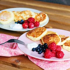 A picture of “Syrnyky” ukrainian cottage cheese pancakes.