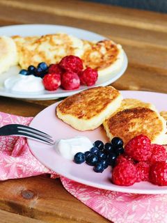 A picture of “Syrnyky” ukrainian cottage cheese pancakes.
